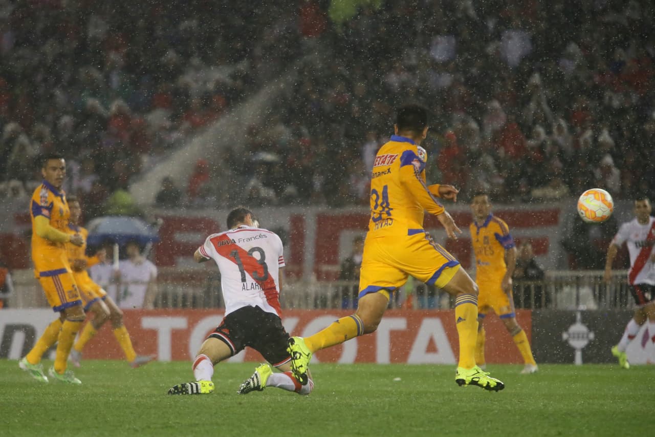 Un gol suyo abrió el camino de la goliza 3-0 en el Monumental de Núñez en Buenos Aires.