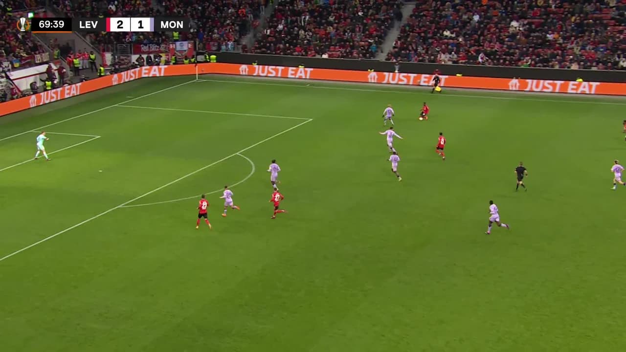 ¡TIRO ATAJADO! disparo por Jeremie Frimpong.