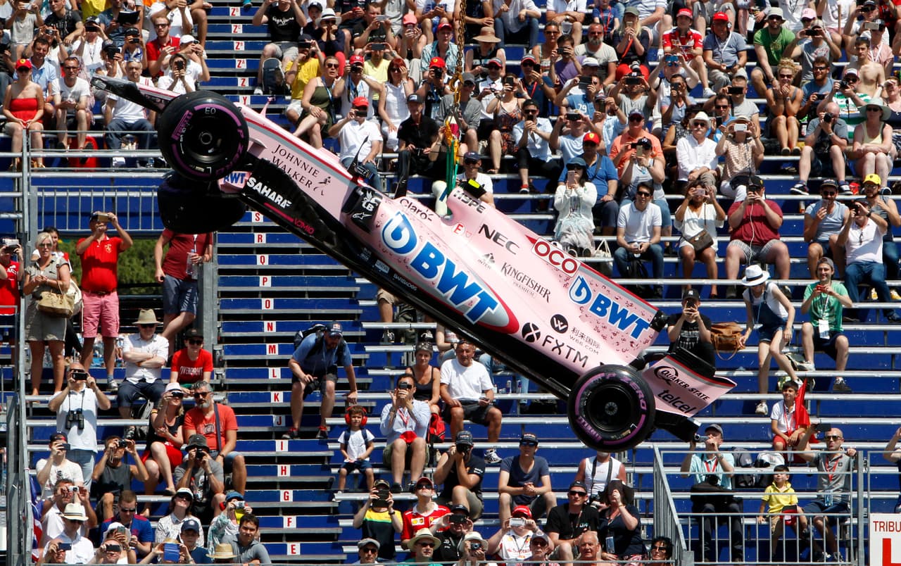 Los daños en el vehículo de Esteban Ocon hicieron que tuviera que ser sacado de la pista con una grúa.