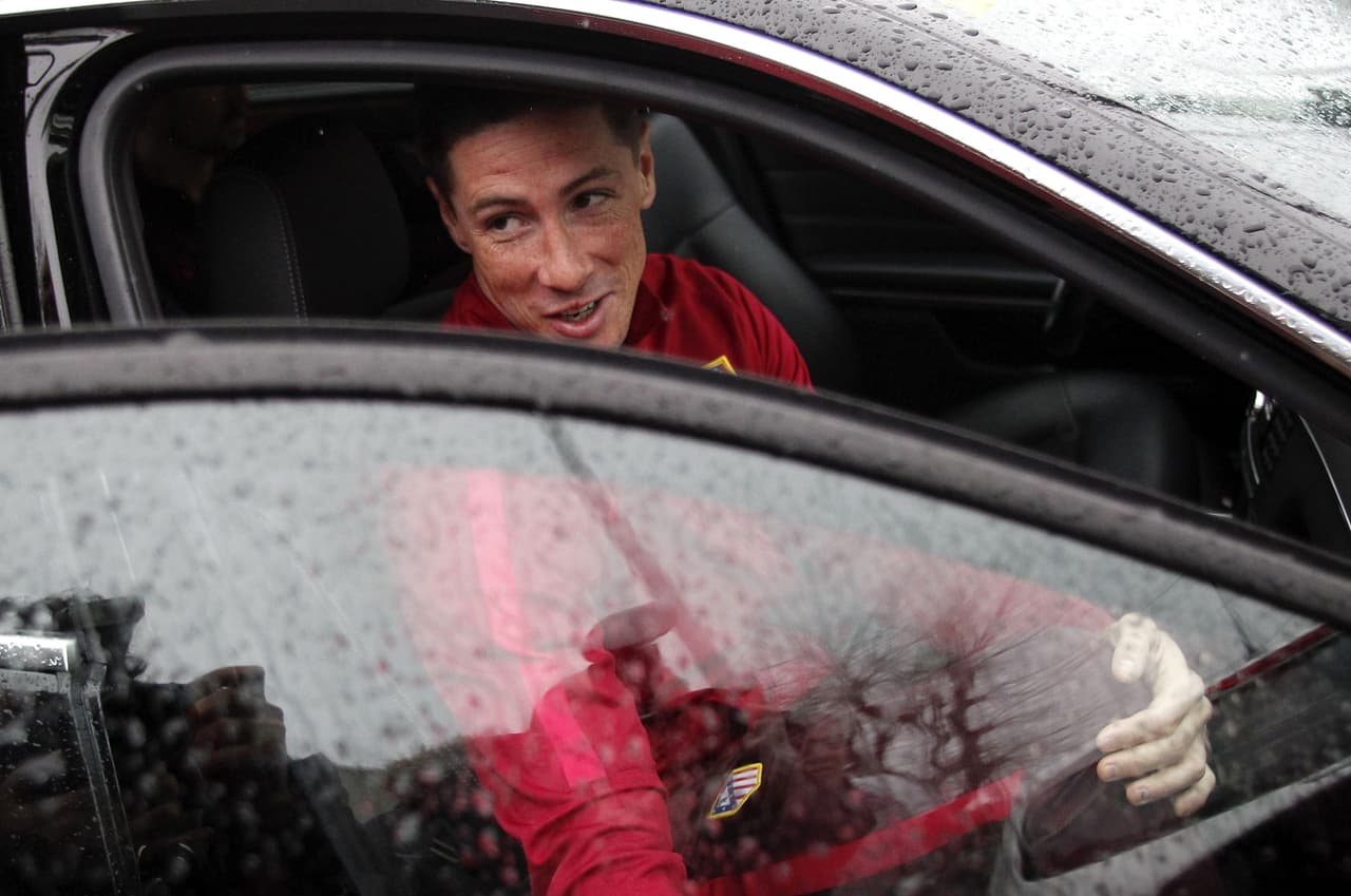 GRA129. A CORUÑA, 03/03/2017.- El delantero del Atlético de Madrid, Fernando Torres, a su salida de un centro hospitalario de A Coruña, donde fue ingresado en la noche de ayer tras un encontronazo con el jugador del Deportivo, Álex Bergantiños. Torres ha recibido el alta hospitalaria este viernes y a su salida de la clínica coruñesa en la que pasó la noche en observación ha agradecido las muestras de cariño que ha recibido y ha asegurado que "por suerte, ha quedado todo en un susto". EFE/Cabalar