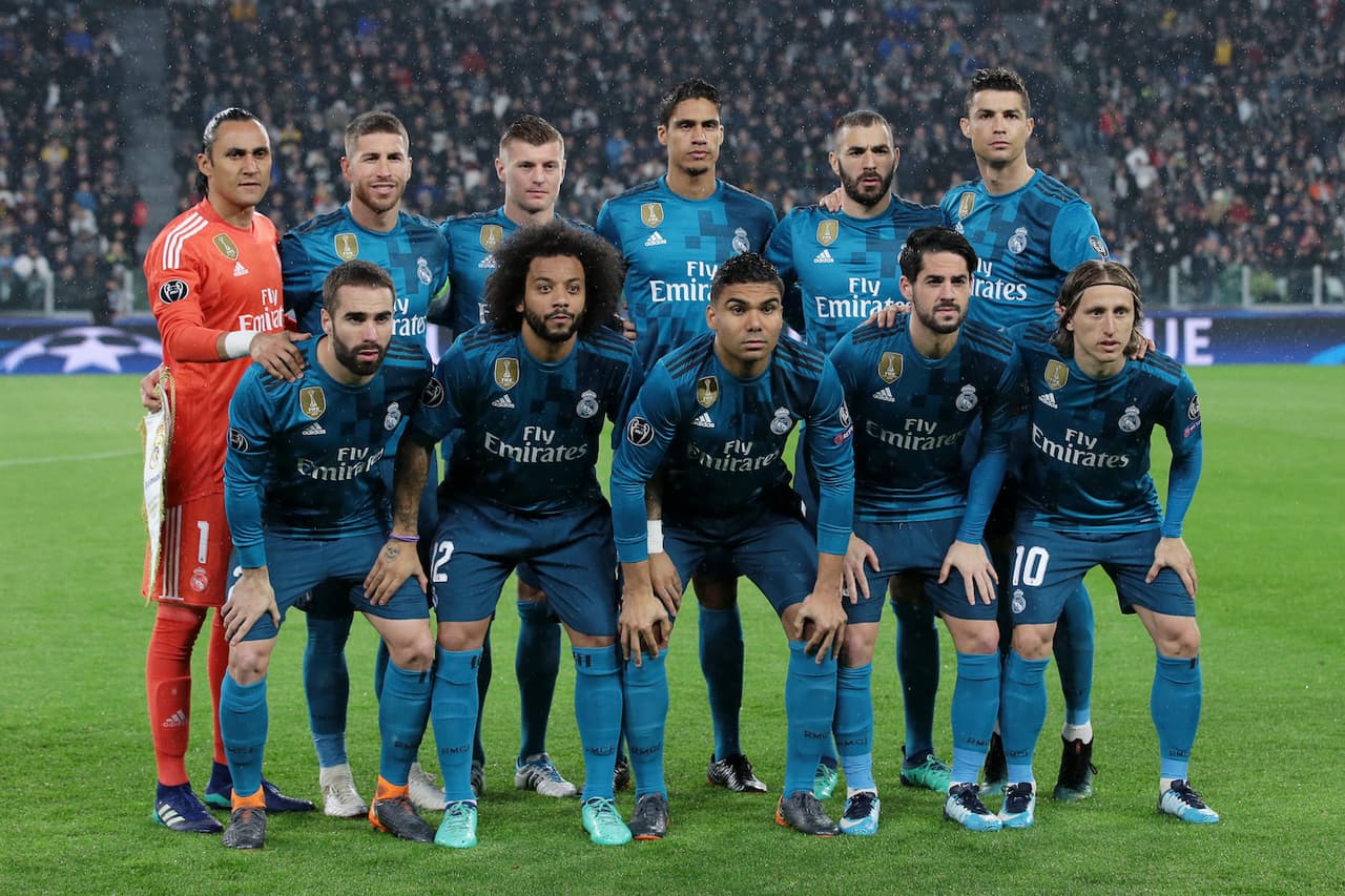 Mientras que Zinedine Zidane lo hizo con Navas, Carvajal, Varane, Ramos, Marcelo, Casemiro, Kroos, Modric, Isco, Ronaldo y Benzema.