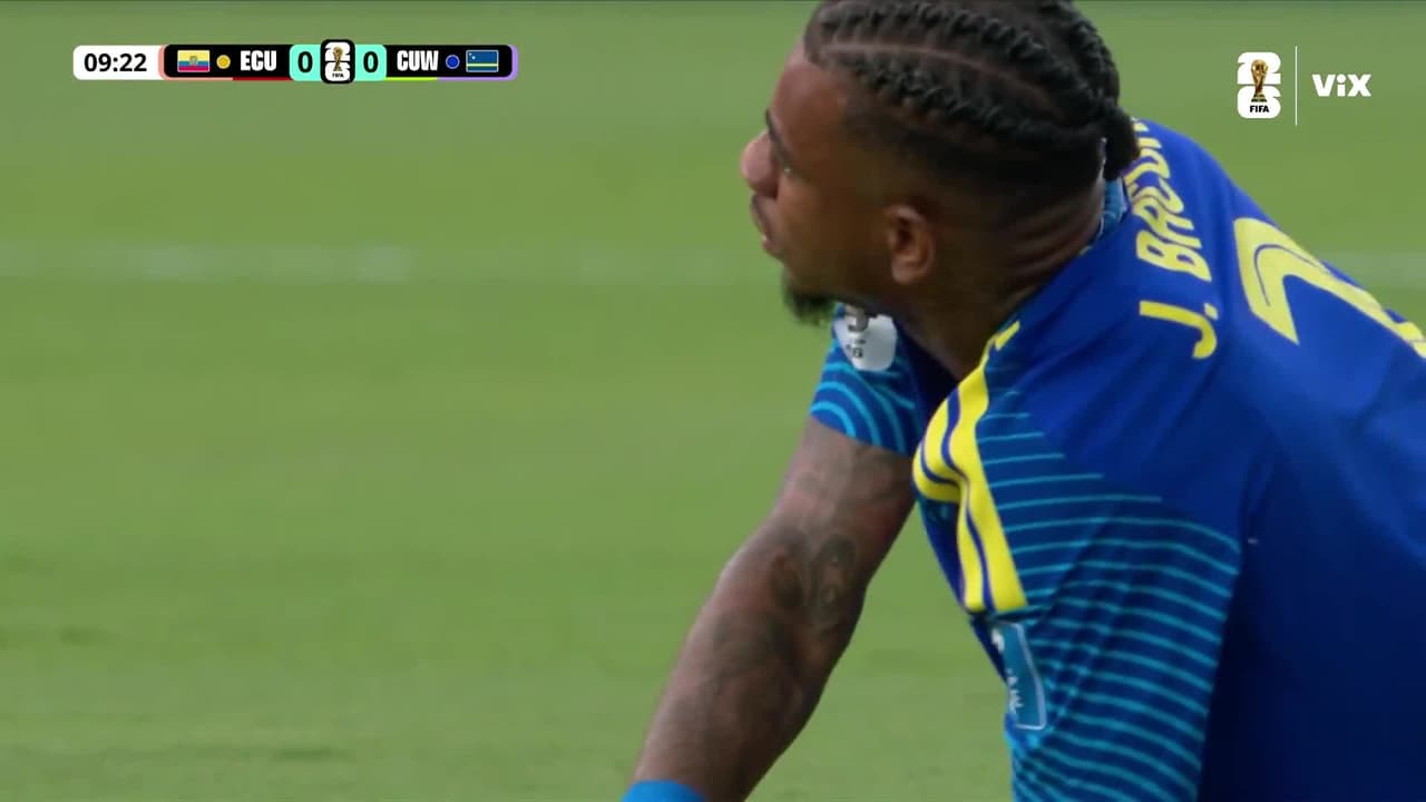 ¡Juninho Bacuna se escapa, pero falla en la definición! Antes se marca fuera de lugar