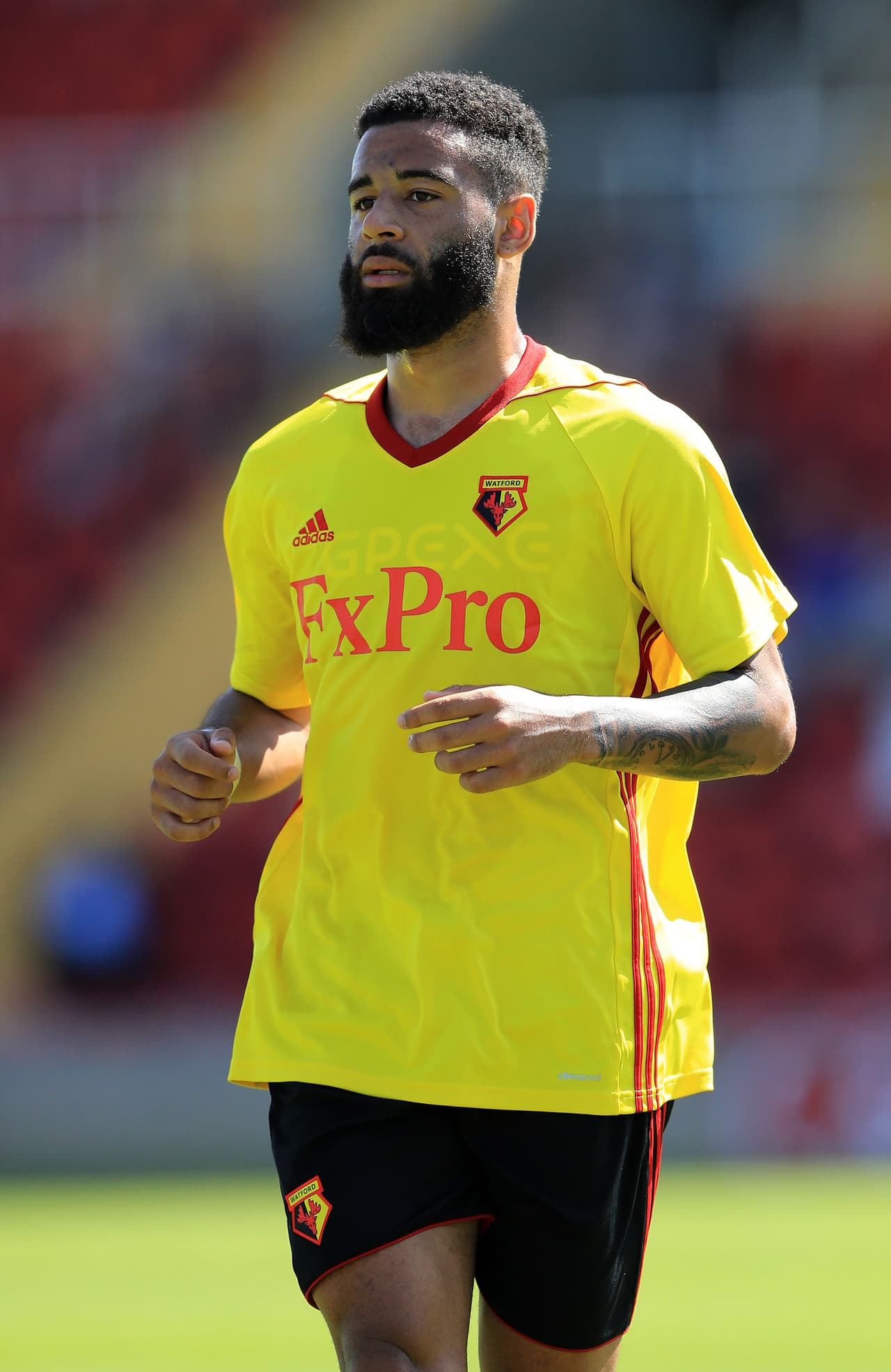 Alex Jakubiak (Watford F.C.) pasa al Bristol Rovers.