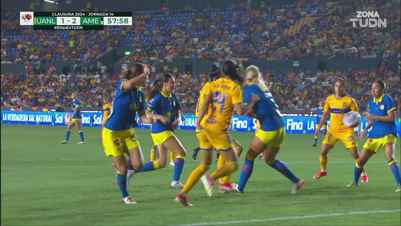 ¡Se pedía penalti! Hermoso queda en el césped tras planchazo