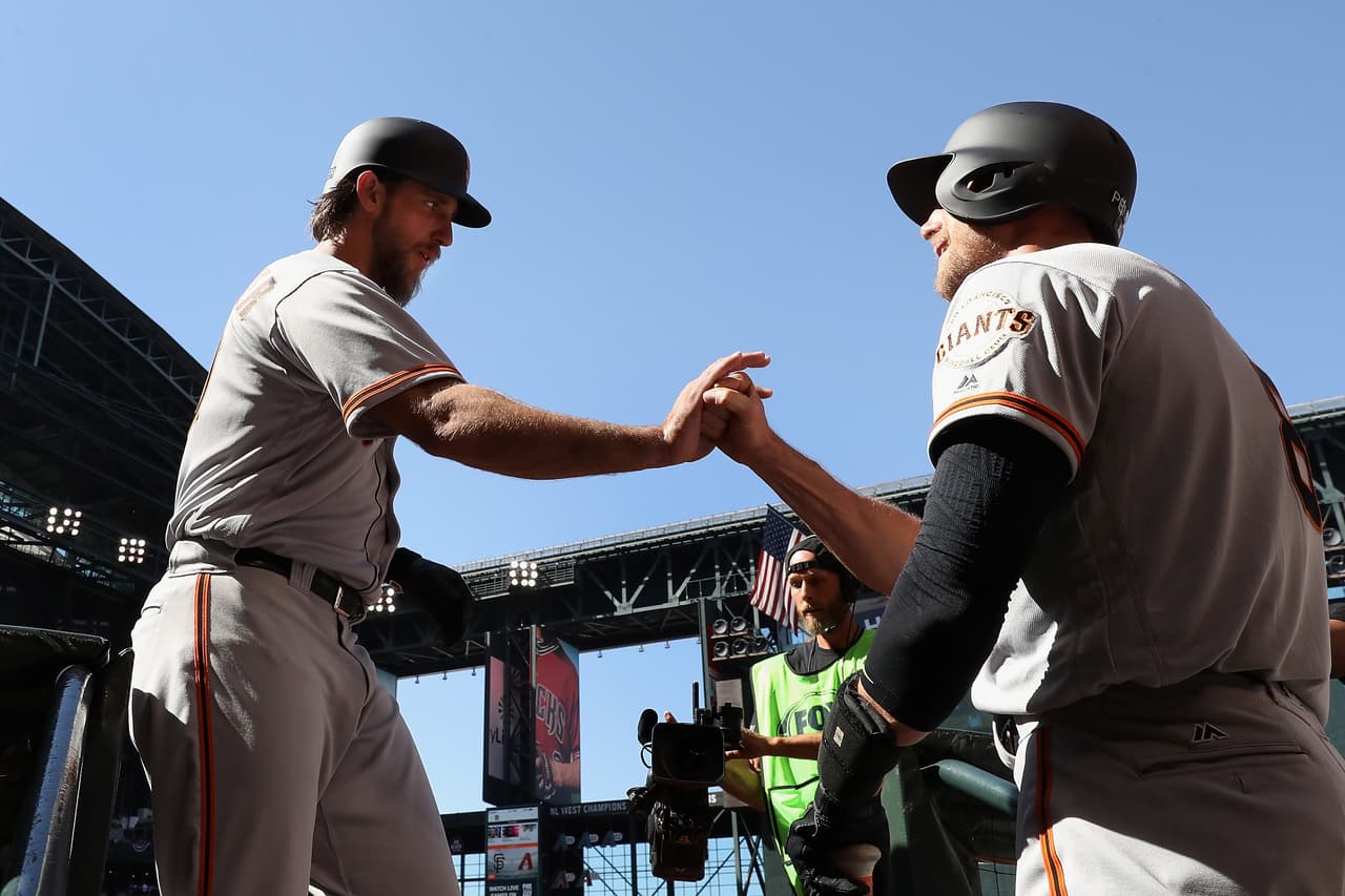 Bumgarner se convirtió en el primer pitcher que conecta dos jonrones en una jornada inaugural.
<br>