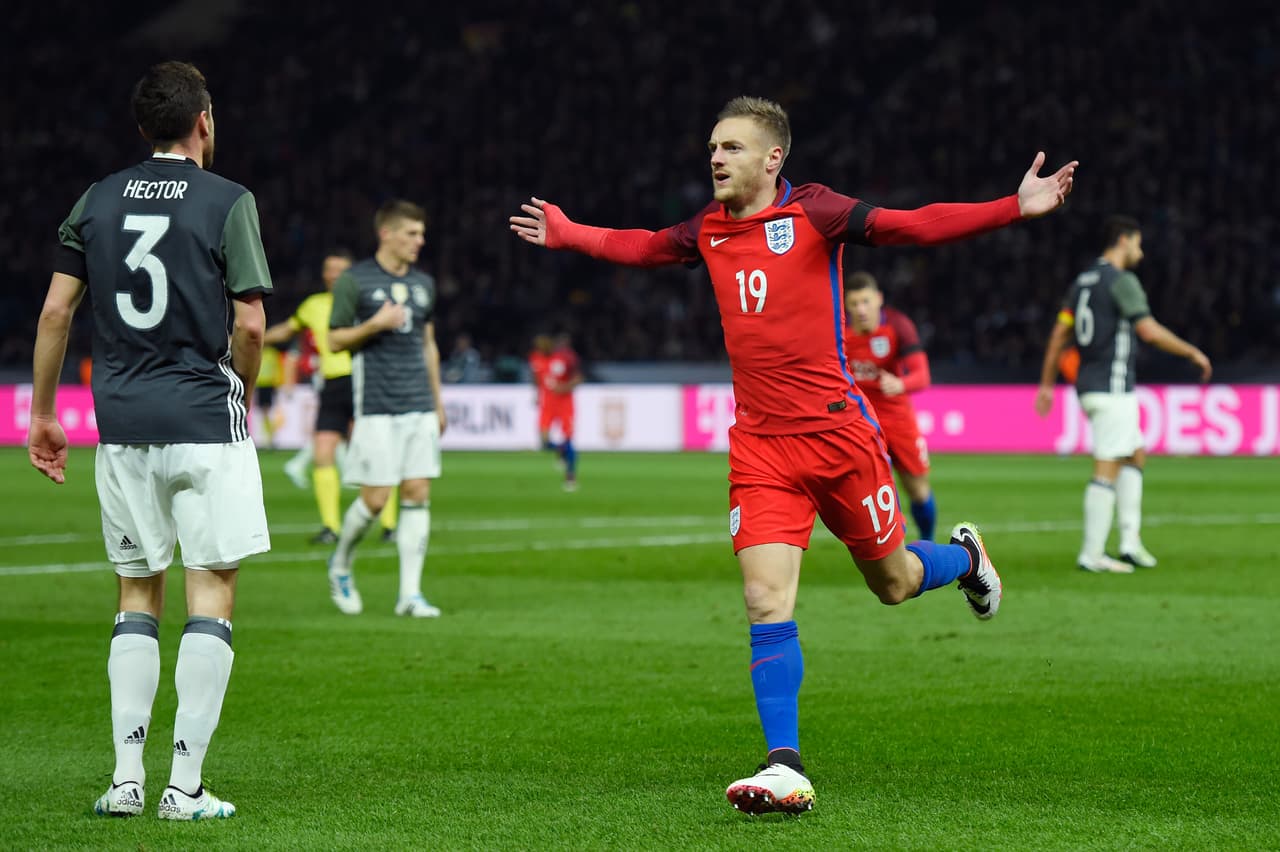 Sin embargo, Inglaterra no decayó y su juego fue en ascenso. El cuarto de hora final fue un recital inglés. Harry Kane acortó distancias y el atacante del Leicester Jamie Vardy marcó su primer gol con la selección para establecer el empate 2-2 que apagaba a los alemanes.