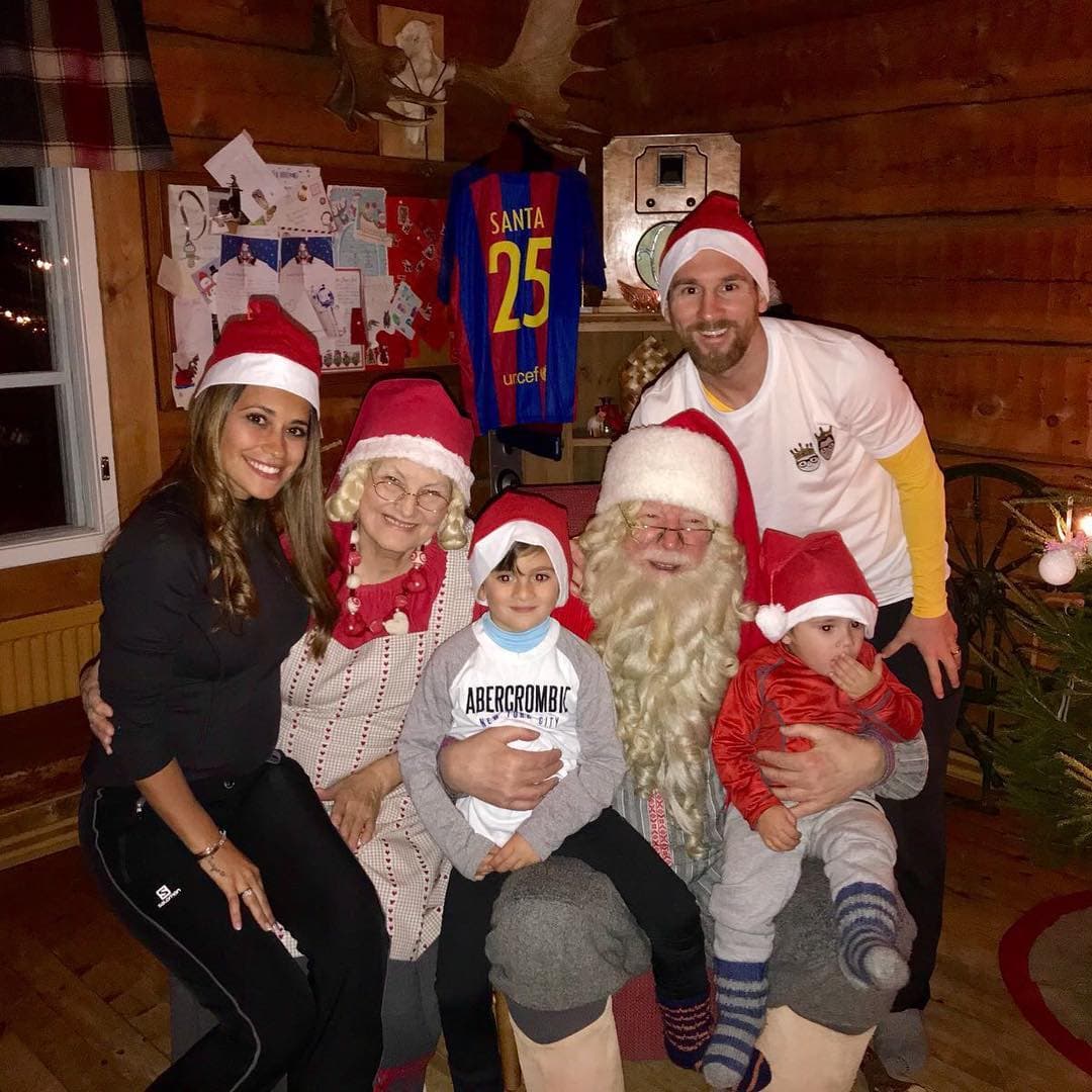 Lionel Messi posó con su familia y con Santa Claus.