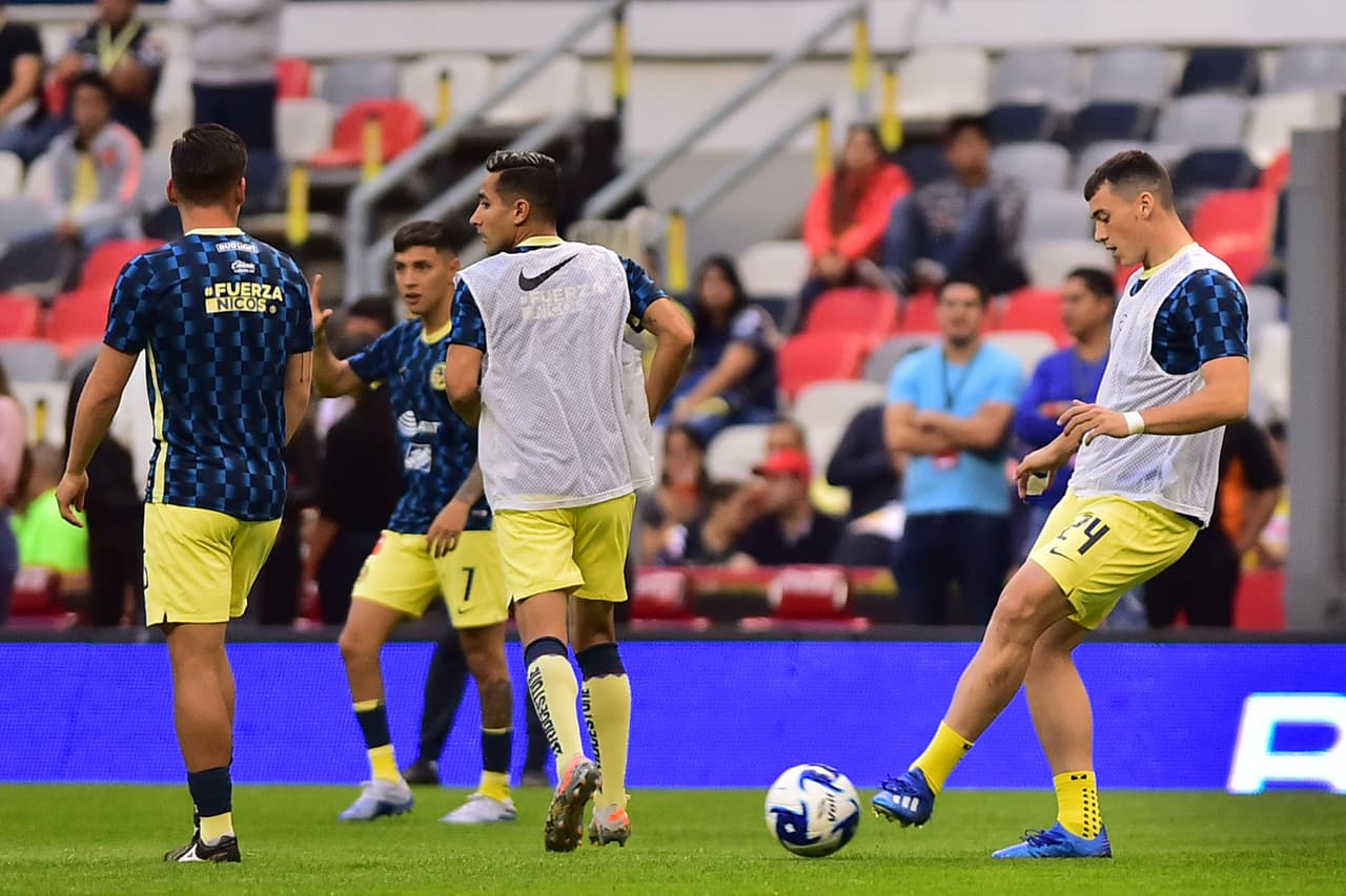 Previo al juego, durante el calentamiento y en la foto oficial, jugadores de América recuerdan con cariño y envían muestra de apoyo para sus futbolistas lesionados.