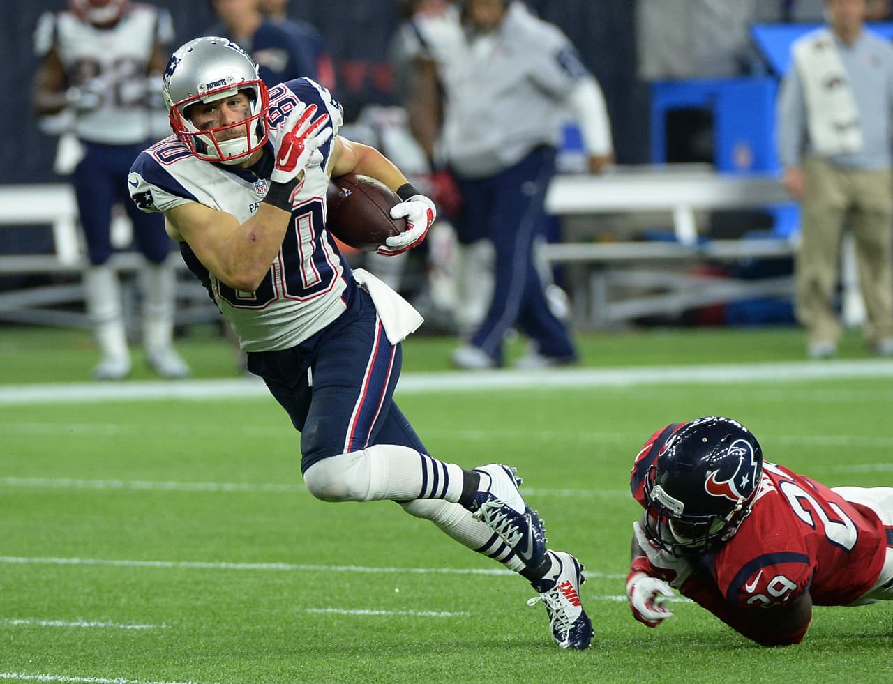 Los Patriots dominaron de principio a fin en una victoria como visitante sobre los Texans amarrando un lugar en Playoffs. Checa las mejores tomas de este duelo con marcador de 27-6.