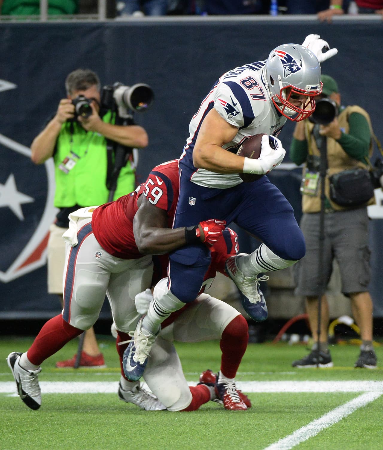 Los Patriots dominaron de principio a fin en una victoria como visitante sobre los Texans amarrando un lugar en Playoffs. Checa las mejores tomas de este duelo con marcador de 27-6.