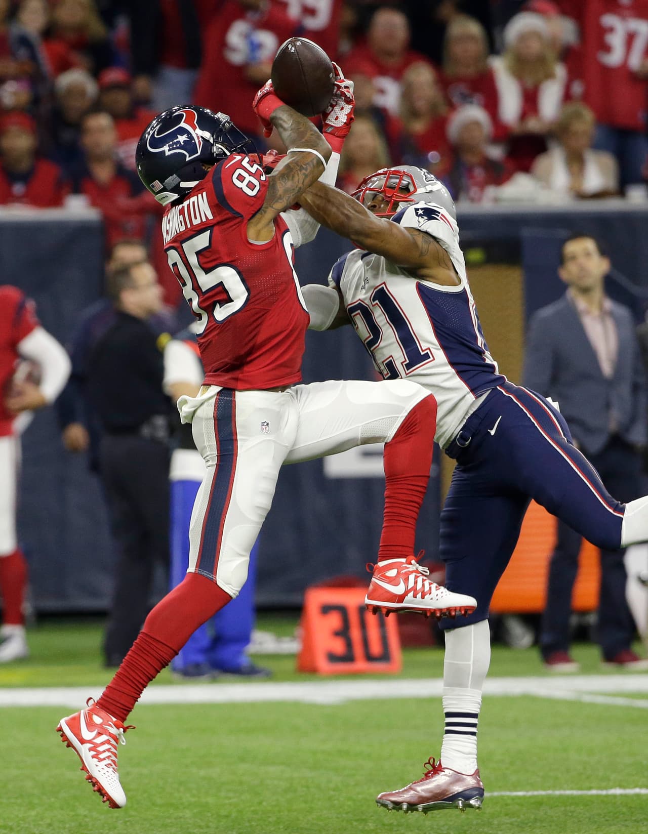 Los Patriots dominaron de principio a fin en una victoria como visitante sobre los Texans amarrando un lugar en Playoffs. Checa las mejores tomas de este duelo con marcador de 27-6.