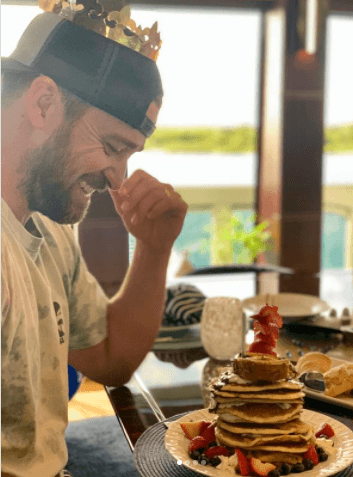 Biel posteó en su Instagram, una foto con la leyenda: "No hay nadie con quien me divierta más, con quien me ría más, me sienta más profundamente y tenga más historia. Te honro hoy, cariño.”