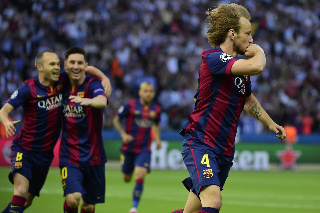 Ivan Rakitic festja el primer gol dle encuentro, detrás de él Messi e Iniesta celebran