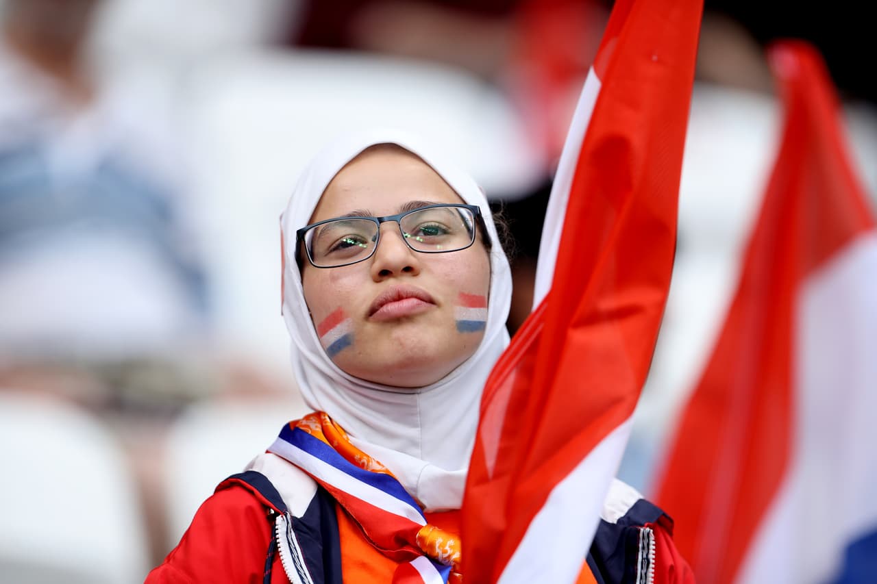 Después de la fiesta que montaron los fa´naticos de Estados Unidos, el turno este miércoles fue para los holandeses quienes fueron mayoría en el Stade de Lyon para el juego de Semifinales del Mundial Femenino ante Suecia.