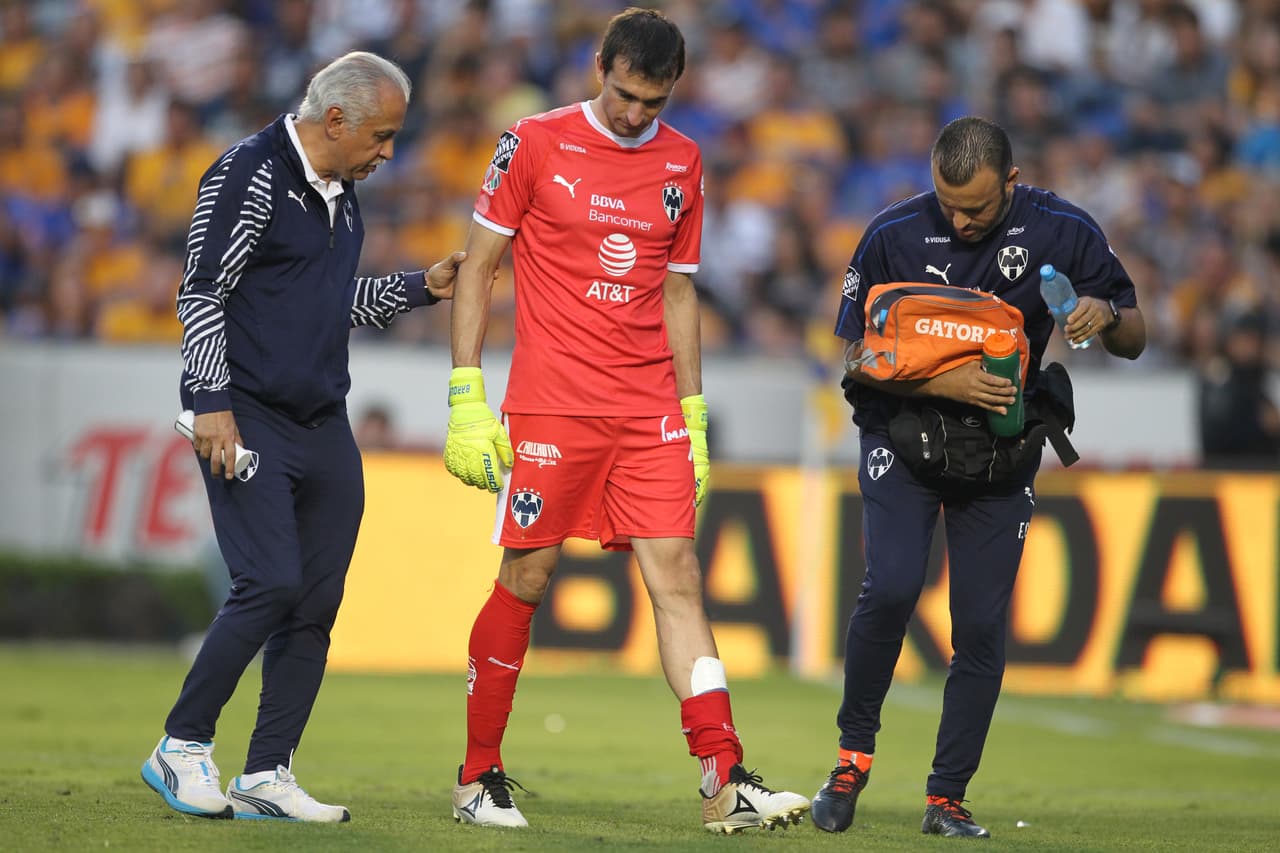 Marcelo Barovero salió lesionado al inicio de la parte complementaria por una lesión en el gemelo.