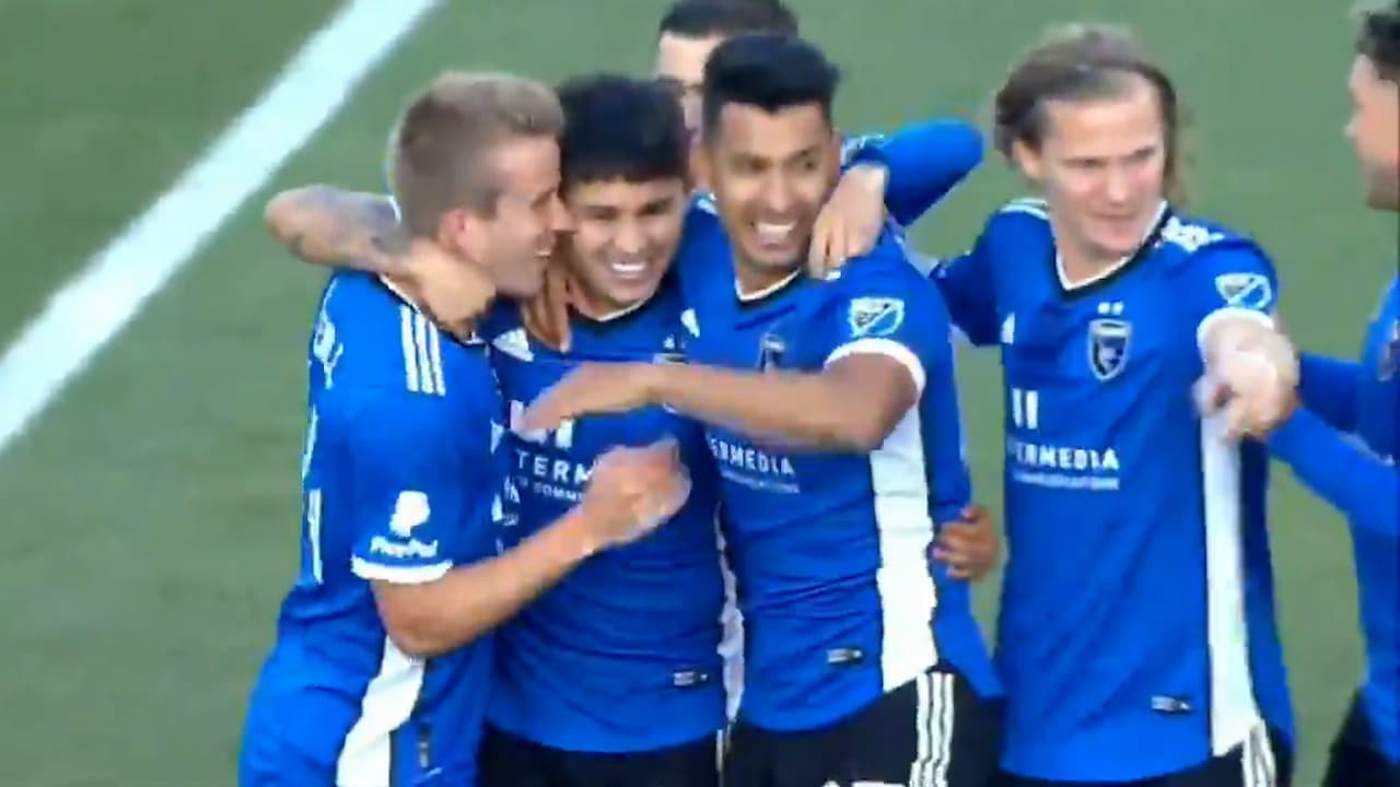 ¡Golazo! Chofis la colgó del ángulo ante Sporting KC de Pulido