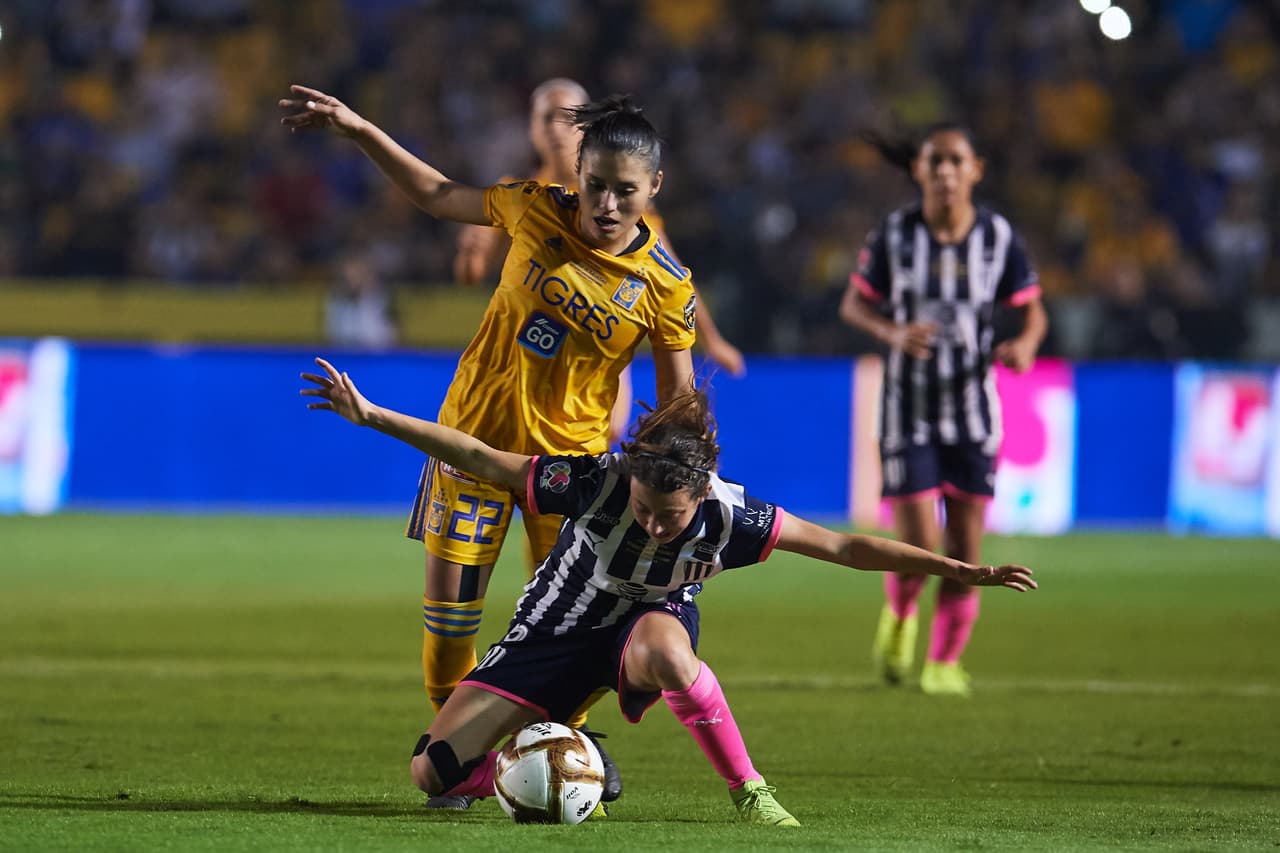 En este partido las felinas se impusieron desde el inicio del partido y, con goles de Blanca Solís y Lizbeth Ovalle, el clásico regio femenino se lo llevaron las Universitarias de la Autónoma de Nuevo León.