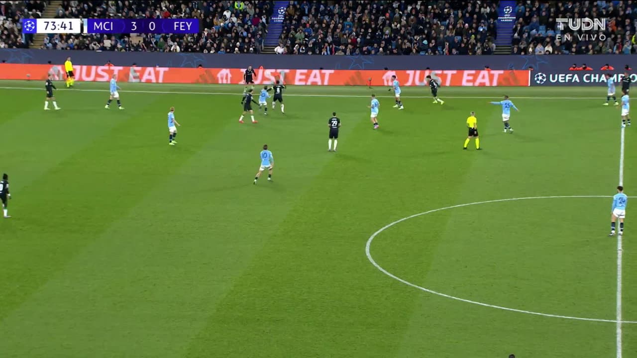 ¡GOL!  anota para Feyenoord. Anis Hadj Moussa