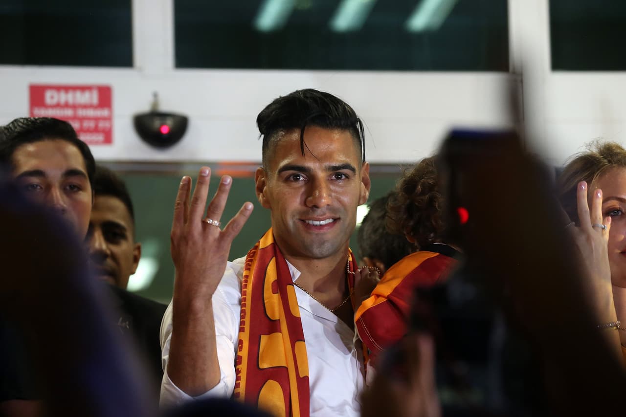 Falcao llega a Estambul y se reporta listo para jugar con el Galatasaray, llega como cedido.