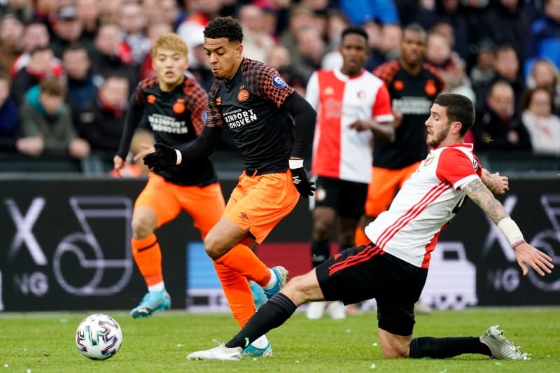 El PSV de Erick Gutiérrez cae ante el Feyenoord por triplete realizado por Steven Berghuis. El PSV sigue cuarto de la tabla, mientras que el Feyenoord le pisa los talones con el quinto lugar.