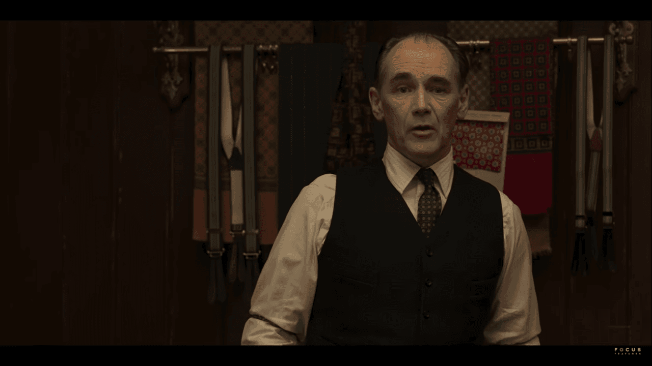 Un antiguo sastre de Savile Row, interpretado por Mark Rylance (ganador del Oscar por "Bridge of Spies"), se muda a Chicago y se encuentra atrapado en la red de mafiosos para los que hace trajes.