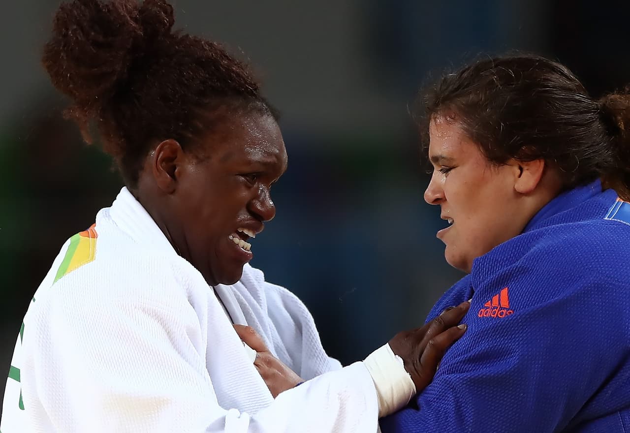 Emilie Andeol (Francia) lucha contra Nihel Cheikh (Tunes) en la categoría de los 78 kilogramos de Judo.