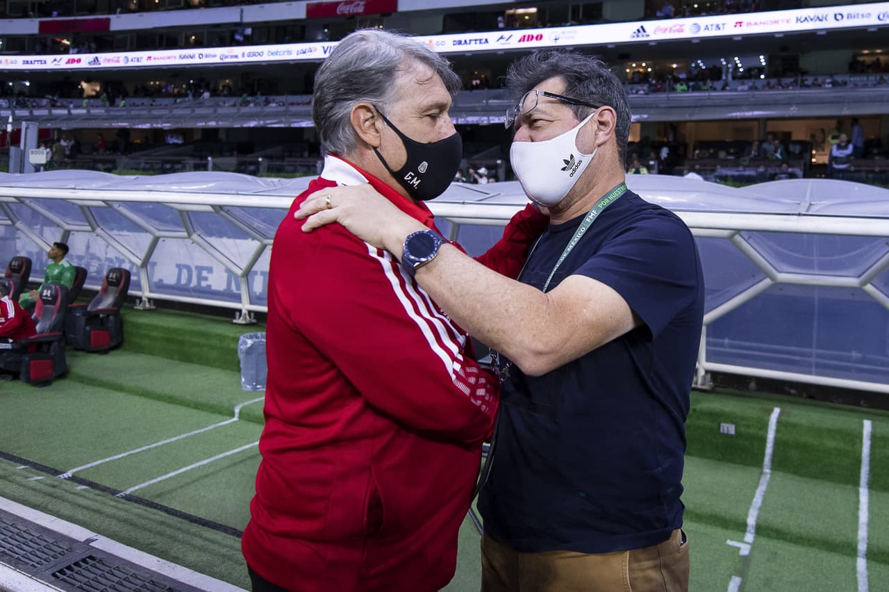 México selló su pase al Mundial con una victoria sobre El Salvador, gracias a los goles de Uriel Antuna y Raúl Jiménez.