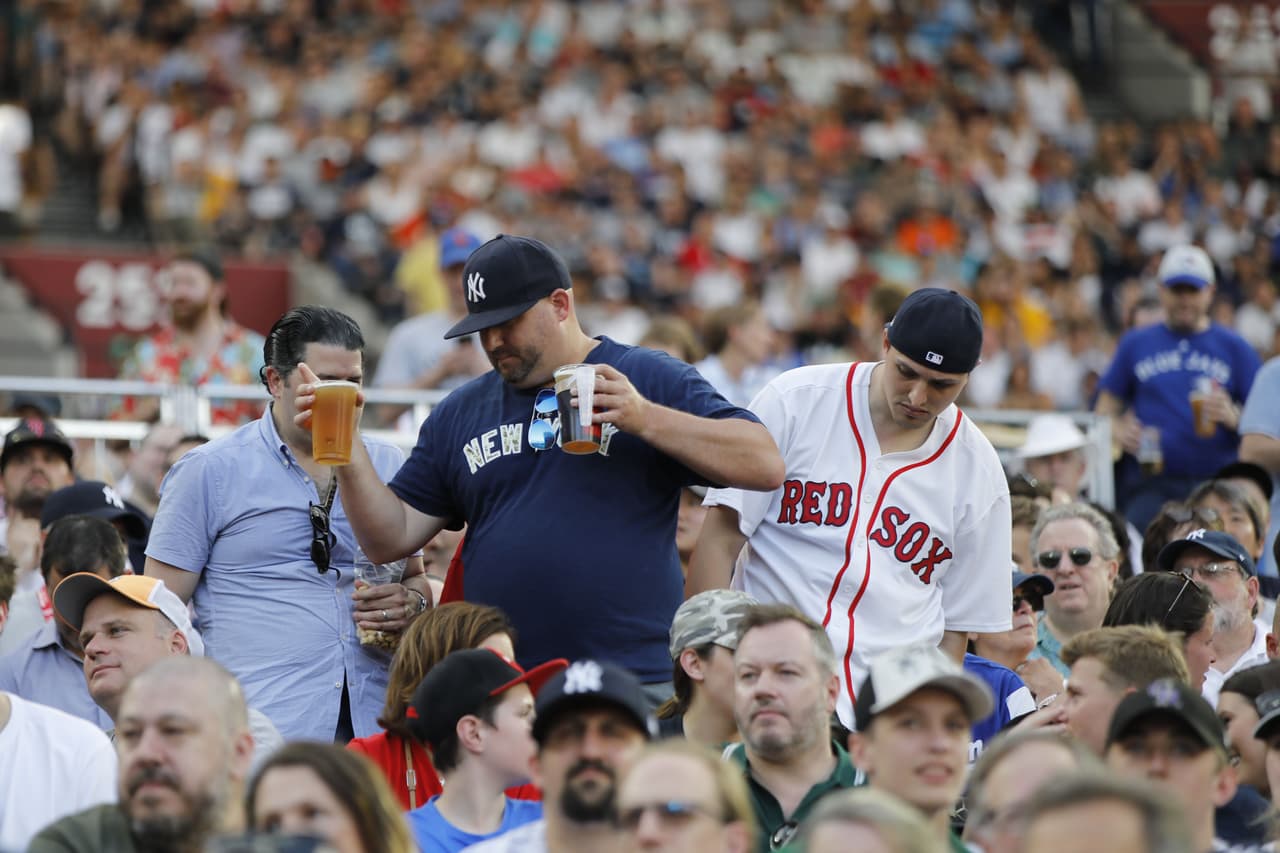 Los fanáticos de Red Sox y Yankees disfrutaron del partido que duró más de cuatro horas y que ganaron los 'Bombarderos del Bronx' por 17-13.