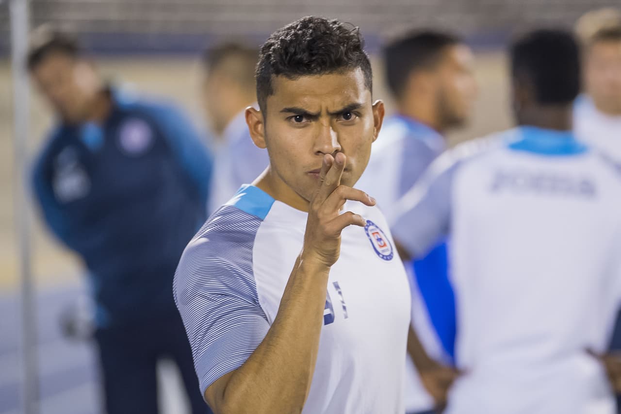 Orbelín Pineda, el bromista del equipo que no deja de tirar el rostro ante las cámaras de la prensa.