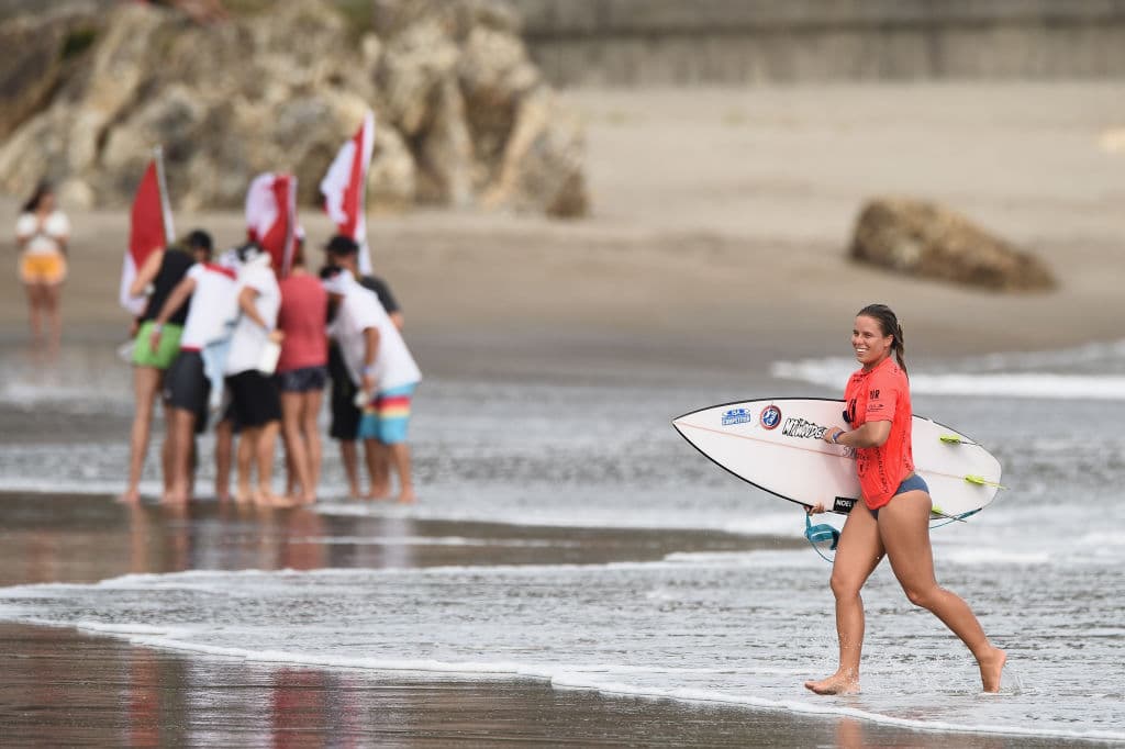 Aquí la neozelandesa Page Hareb (der) saliendo orgullosa del agua por su ejecución en conjunto con las olas, ingrediente vital para el surfer.