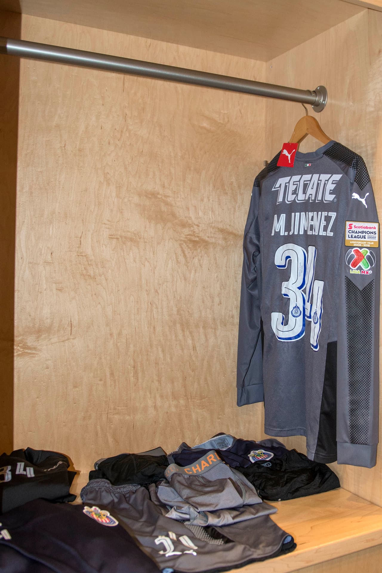 La imagen más íntima de los camerinos que guardan los atuendos de los jugadores de Toronto FC y de Chivas de Guadalajara, protagonistas del juego de ida en la final de Liga de Campeones de Concacaf.