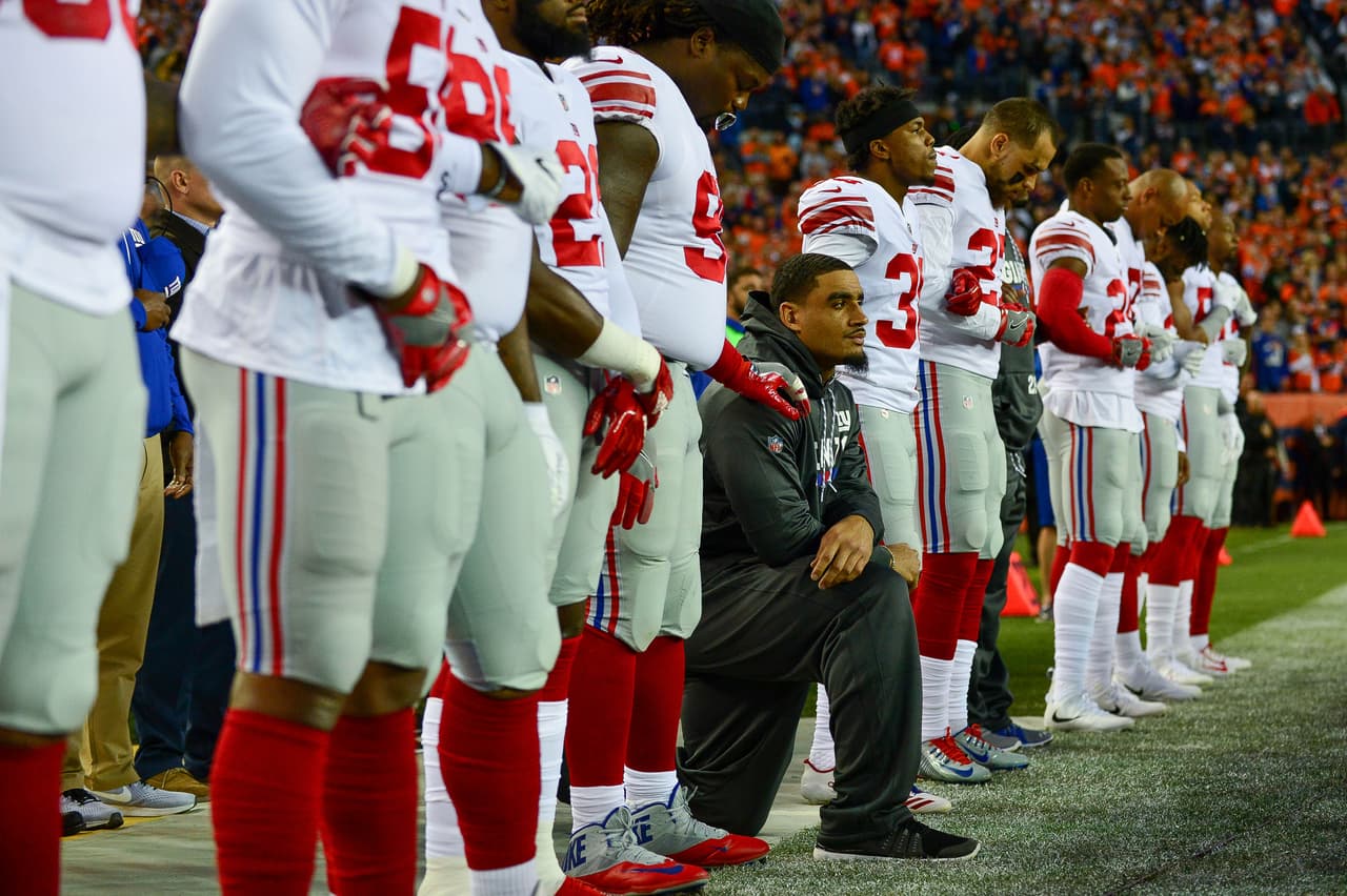 La NFL no obligará a los jugadores a escuchar de pie el himno y Trump se enfurece