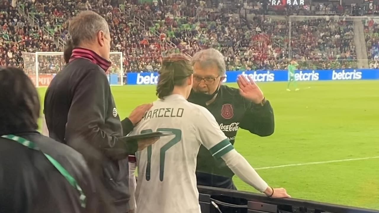 Martino responde a Marcelo Flores: "Debe definirse en qué selección jugar"