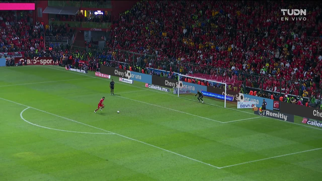 ¡GOL!  anota para Toluca. Bruno Méndez