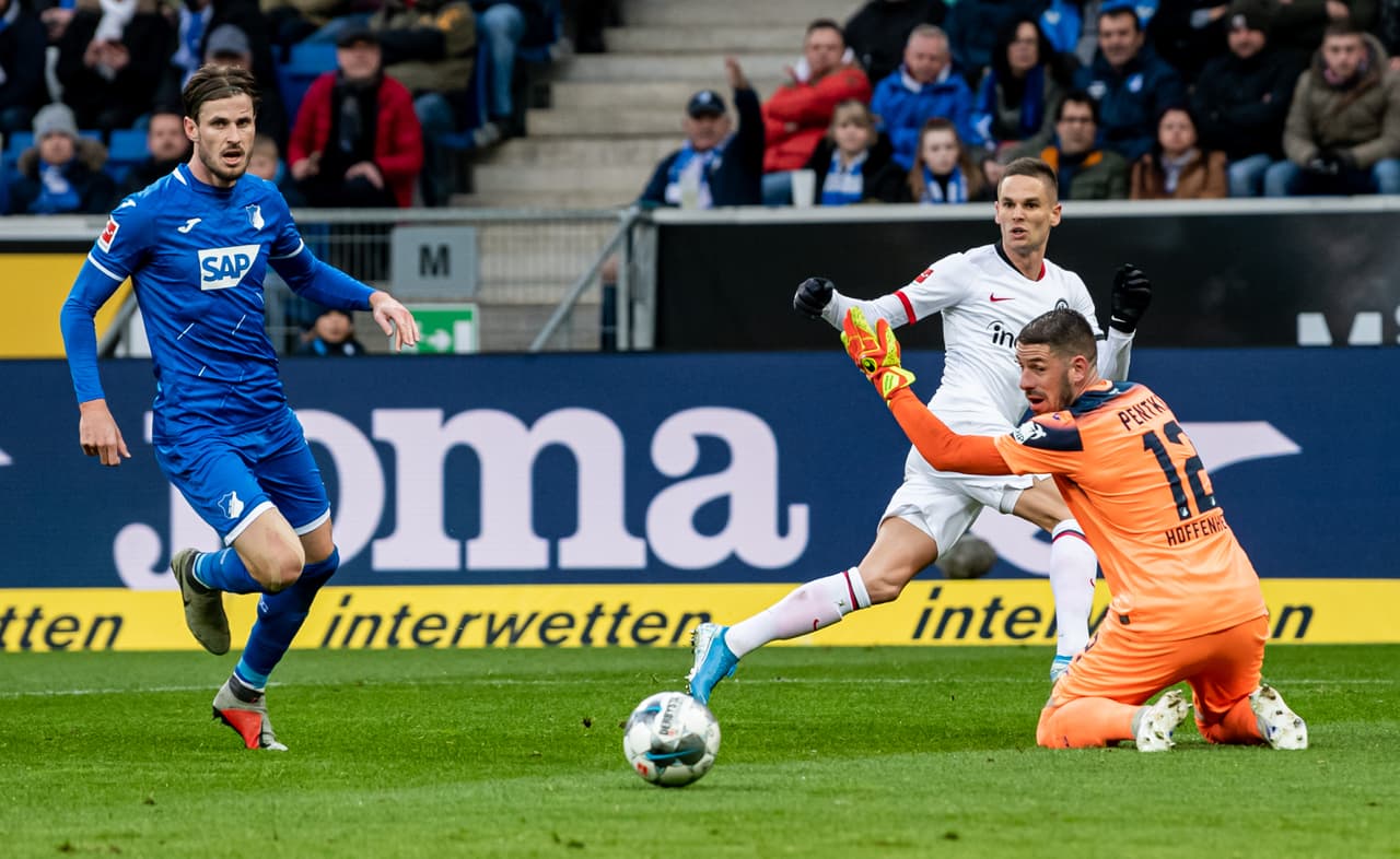 Dost (18’) abrió el marcador para Frankfurt, Stafylidis (48’) emparejó el encuentro y Chandler (62’) anotó el gol de la victoria.