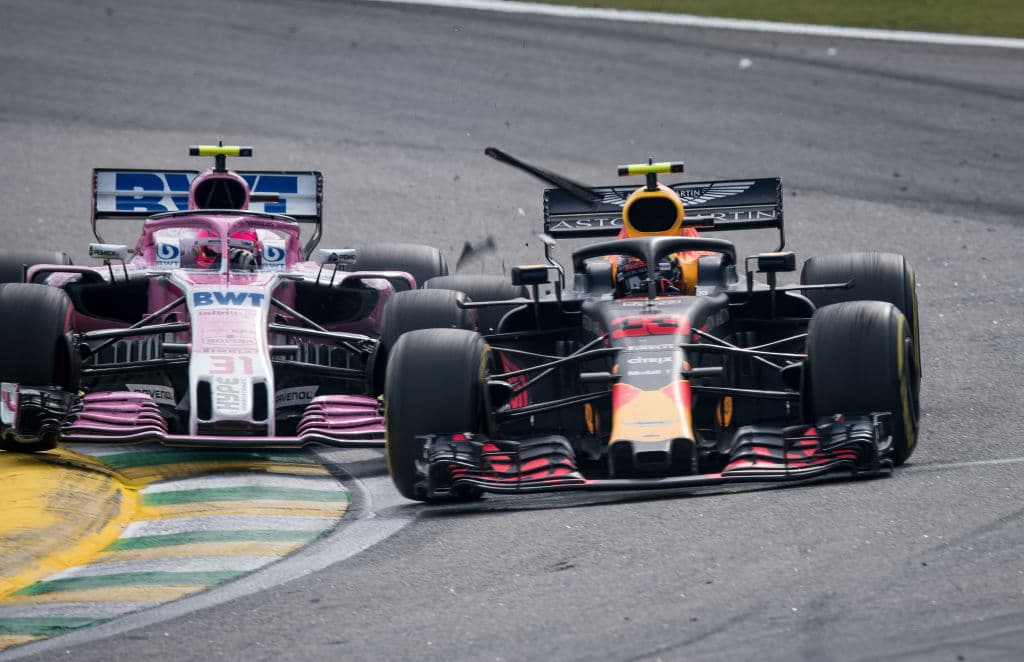 Sin embargo, una controversial maniobra del francés Esteban Ocon (izquierda) le costó a Max Verstappen su primer lugar en carrera.