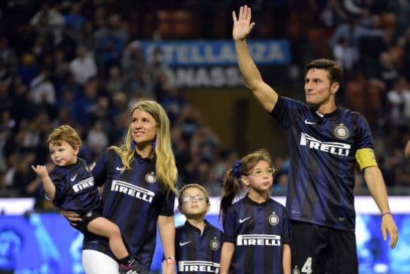 Zanetti, acompañado de sus tres hijos, dio las gracias a una afición entregada.