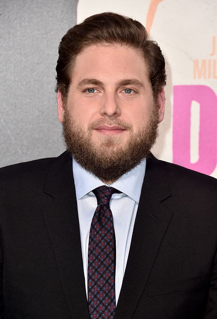 En su peripecia les acompañará el indescriptible McLovin, otro inadaptado que acaba de comprarse un carnet falso para que le sirva de salvoconducto en la compra de alcohol.
<br>