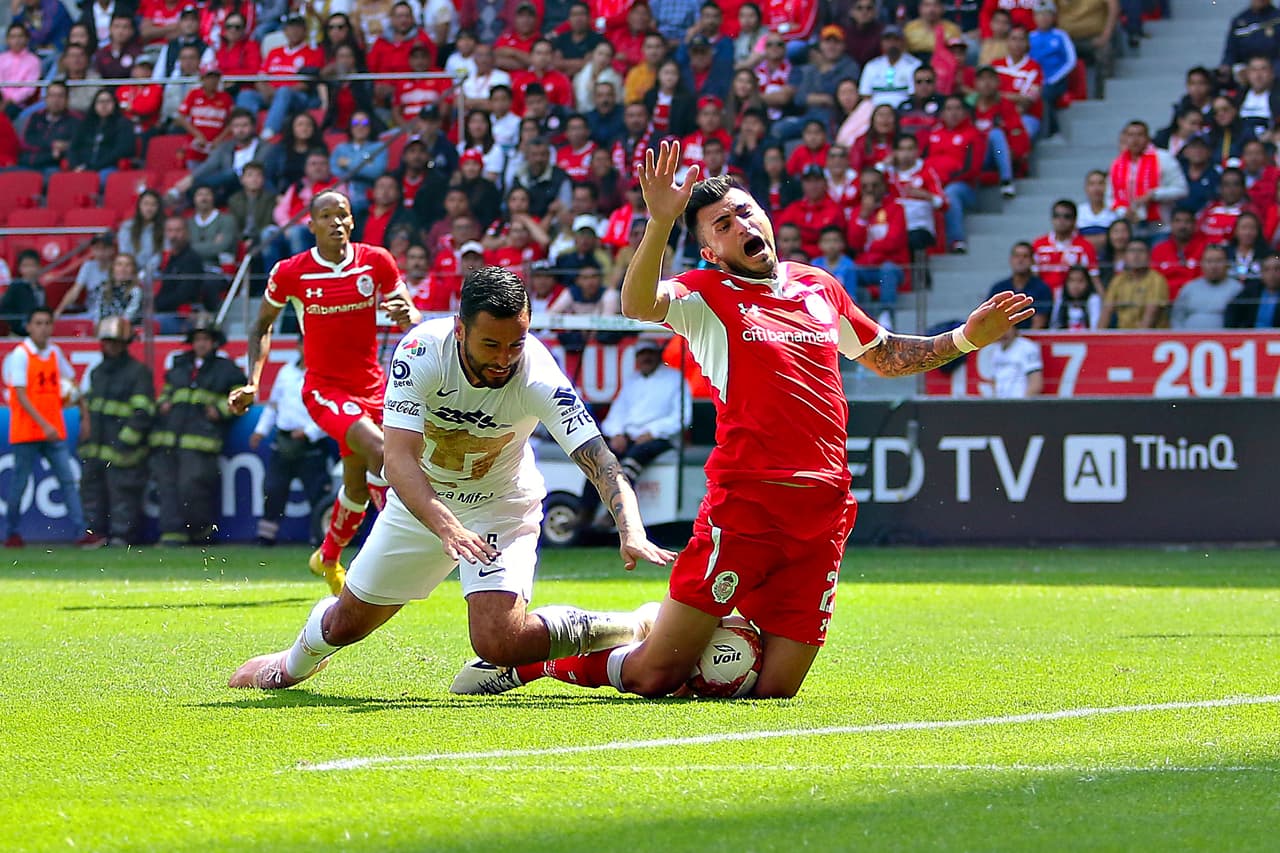 Al minuto 61 esta dudosa acción de Alan Mendoza y Enrique Triverio (derecha) no fue revisada por el VAR, pudo ser un penal a favor de Toluca.