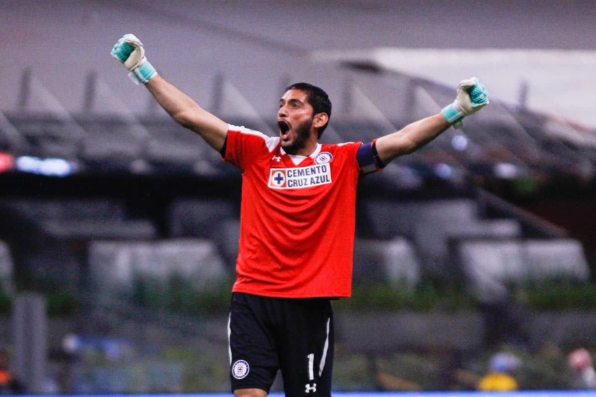 El arquero José de Jesús Corona también celebra. Son tres triunfos de Cruz Azul en el Apertura 2018 en los que ha sacado el arco sin recibir goles.