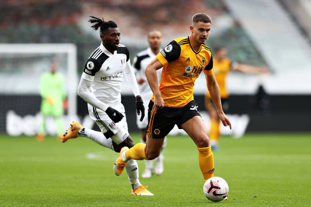 Nelson Semedo de los Wolves se anima a tirar pero pasa cerca del poste