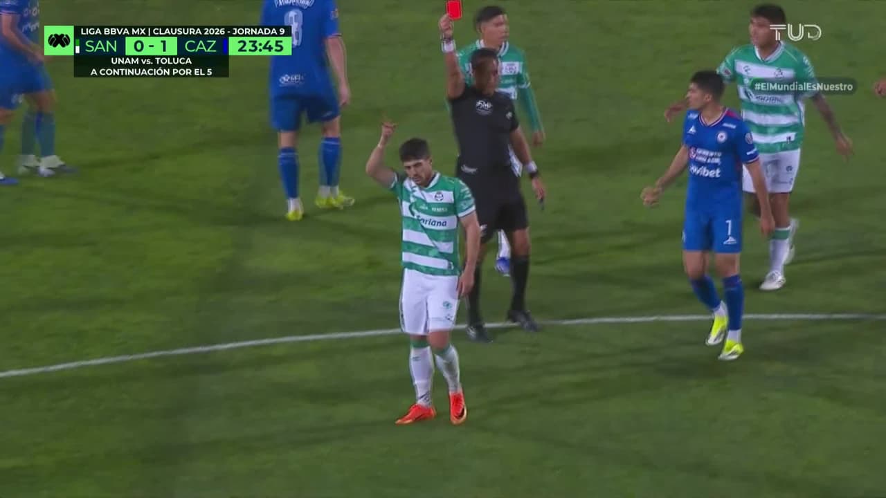 ¡Tarjeta roja para Javier Güemez! Pero el VAR dice que no hay expulsión