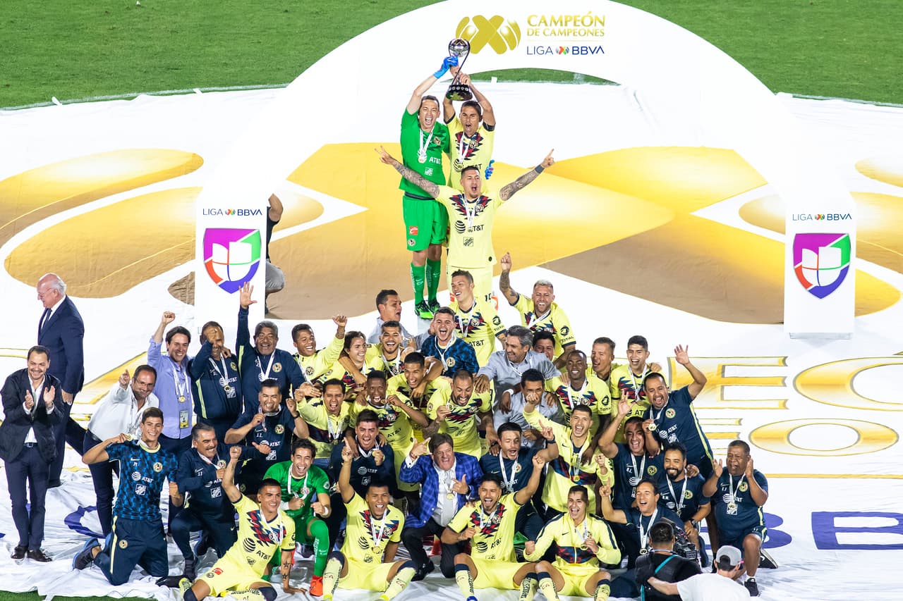 Así fueron los festejos del América luego de su angustiosa pero merecida victoria en penaltis para definir al Campeón de Campeones de la Liga MX ante Tigres en Carson, California. Agustín Marchesín fue el héroe americanista al atajar varios penaltis y anotar el de la victoria para el equipo de Miguel Herrera. Vaya manera de celebrar por parte de los jugadores azulcremas.