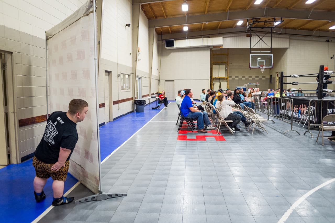 Con los espectadores listos, los luchadores ya se alistan para hacer su aparición.