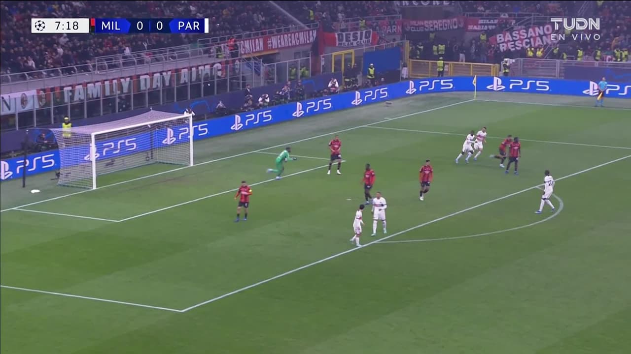 ¡TIRO ATAJADO! disparo por Kylian Mbappé.