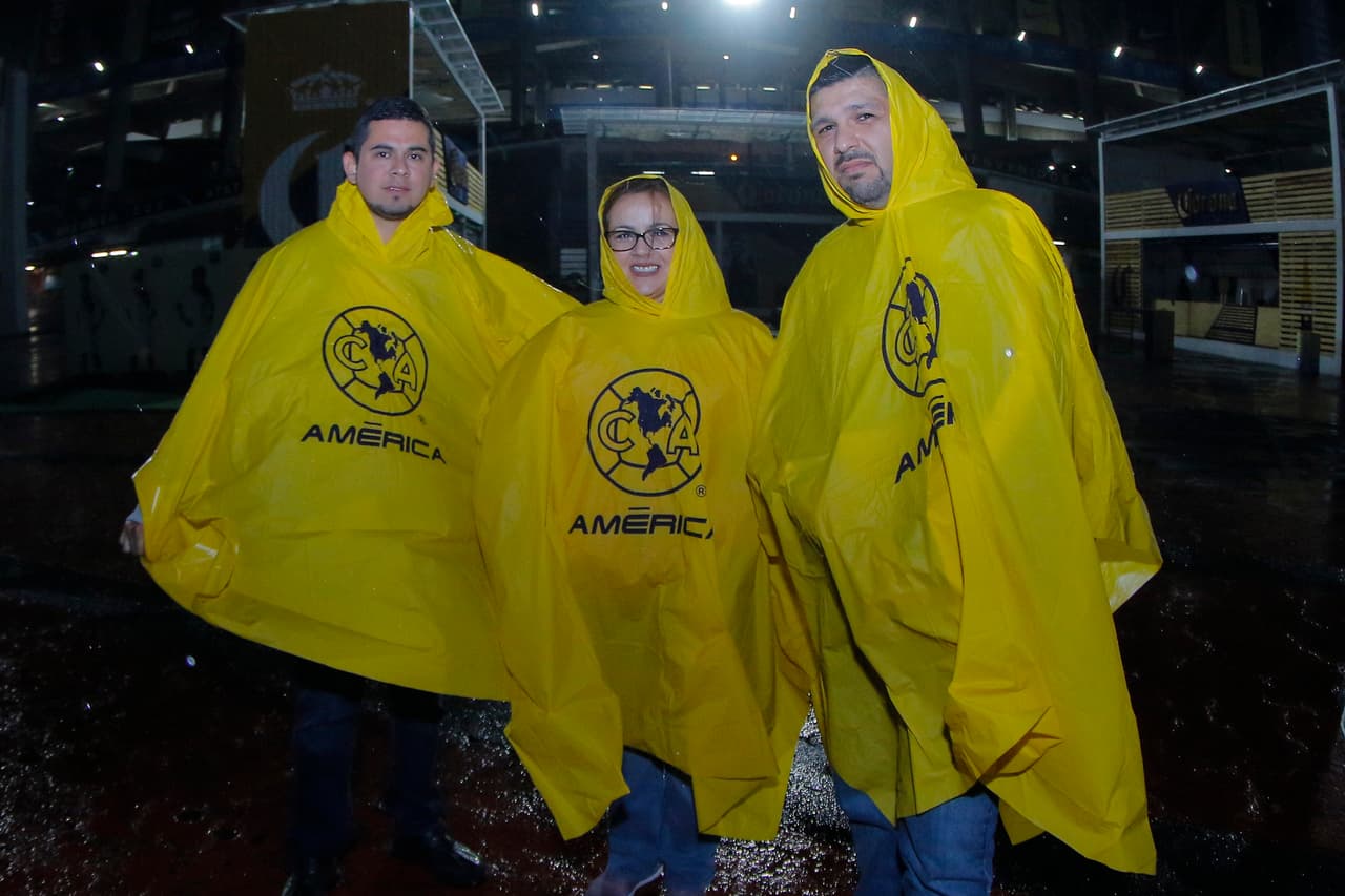 Ni la lluvia impidió llegar al Estadio Azteca a los más reclacitrantes aficionados a las Águilas, pues se las arreglaron para estar presentes en el juego de la Jornada 1 que se aplazó porque el calendario de la Final del torneo pasado estaba muy próxima a la fecha original.