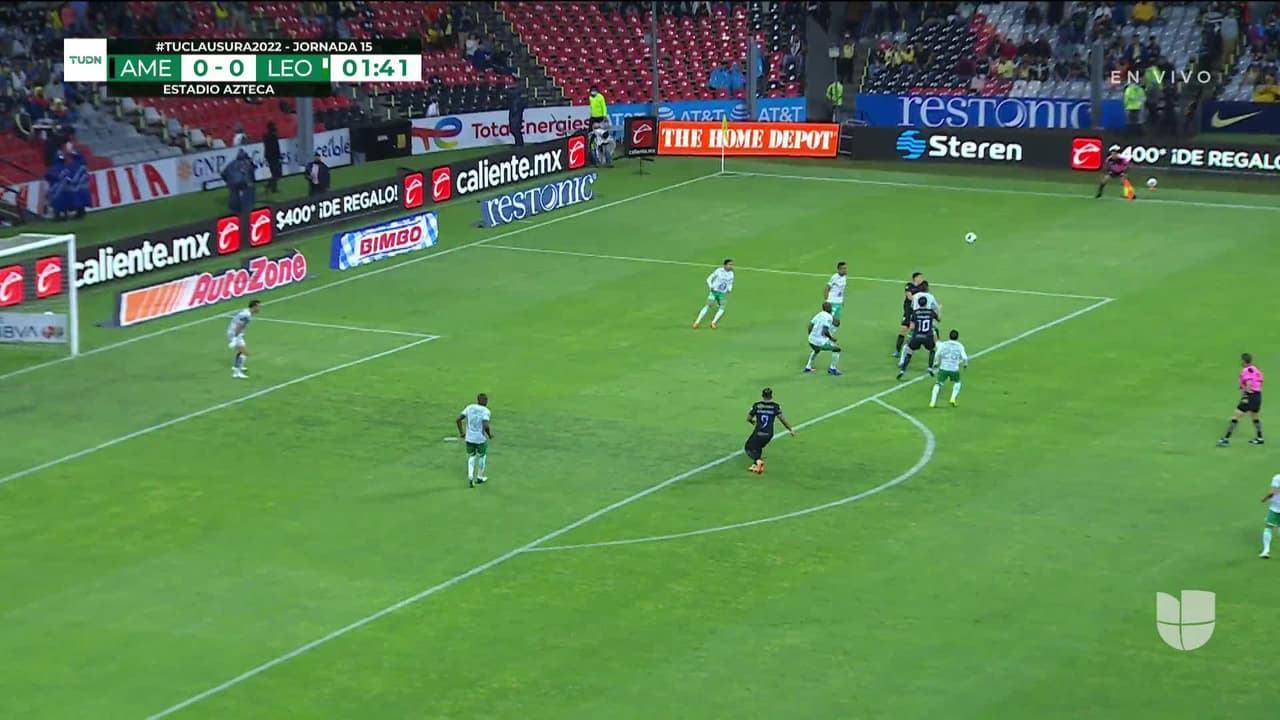 ¡TIRO ATAJADO! disparo por Roger Martínez.