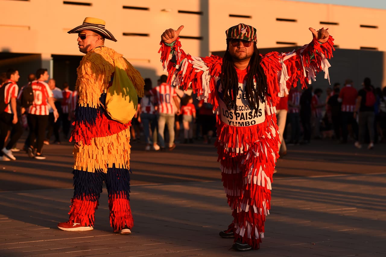 Cae la tarde y el Wanda Metropolitano recibe a miles de aficionados colchoneros.