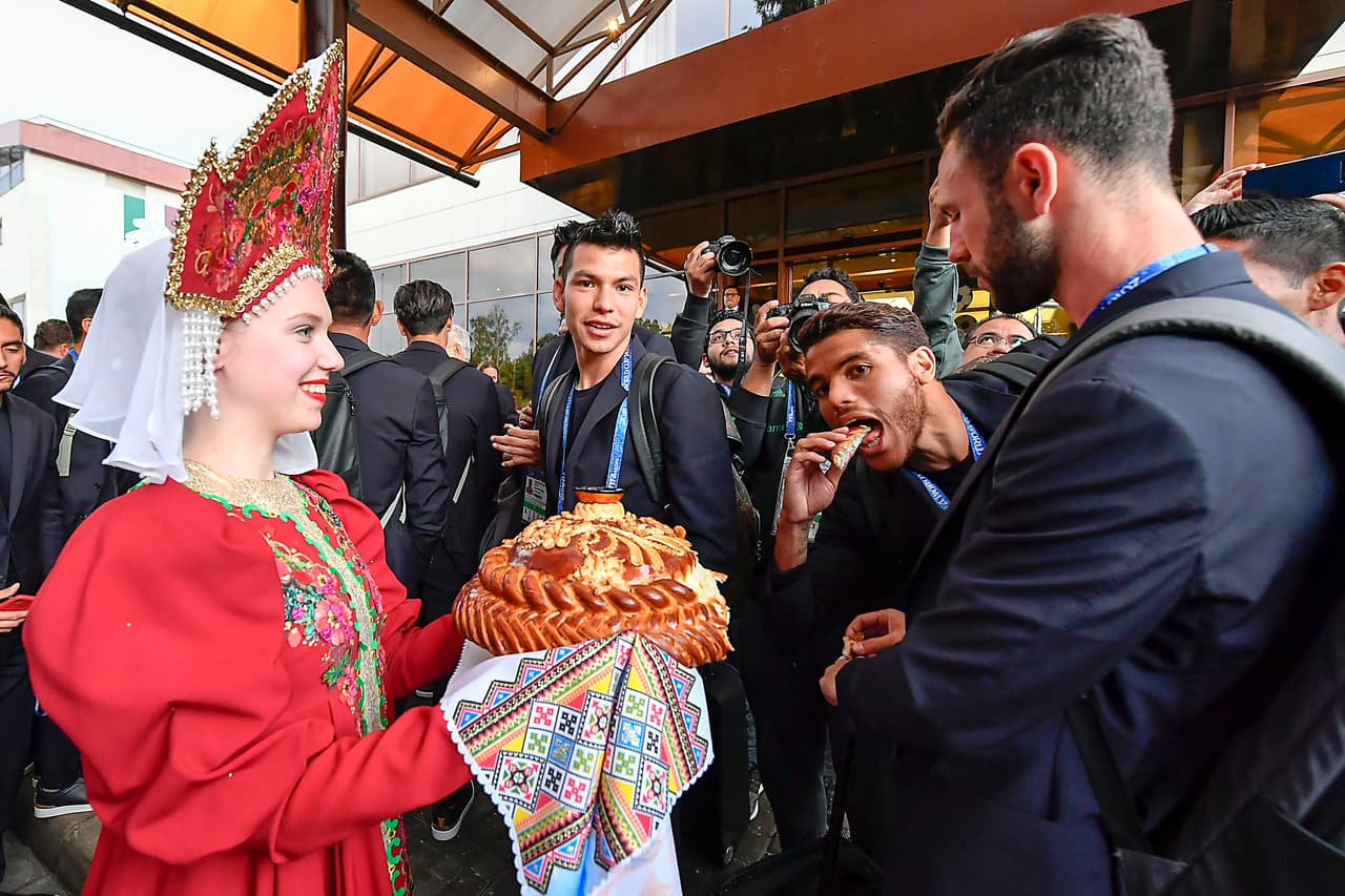 Aquí se aprecian, de izquierda a derecha, Edson Álvarez, Jonathan Dos Santos y Miguel Layún, curiosos por probar esta comida típica de Rusia. (Foto: IMAGO7)