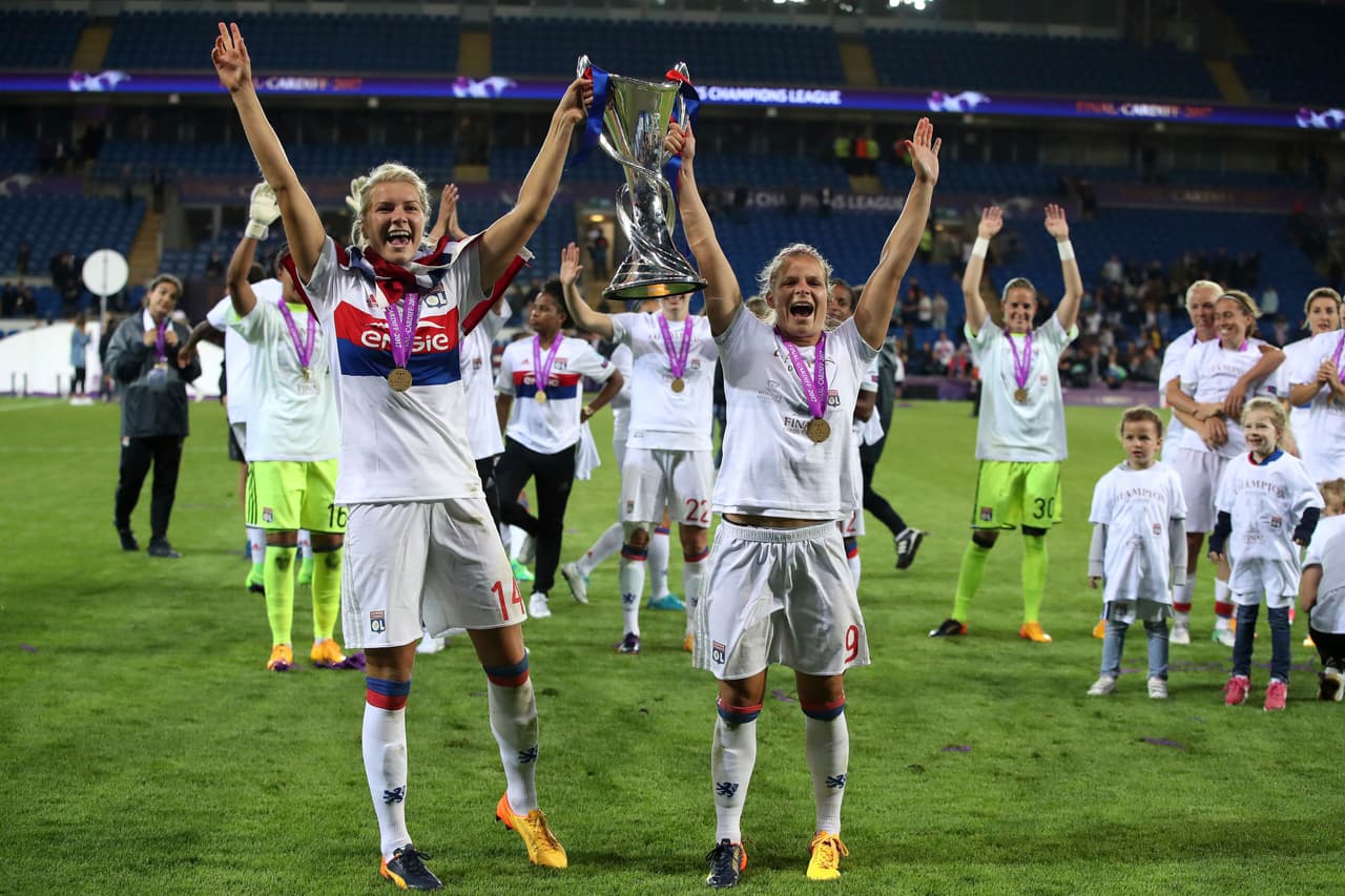 Vale la pena recordar que el equipo femenino del Lyon, con este uniforme, celebró el título de campeón de la Champions League femenina.